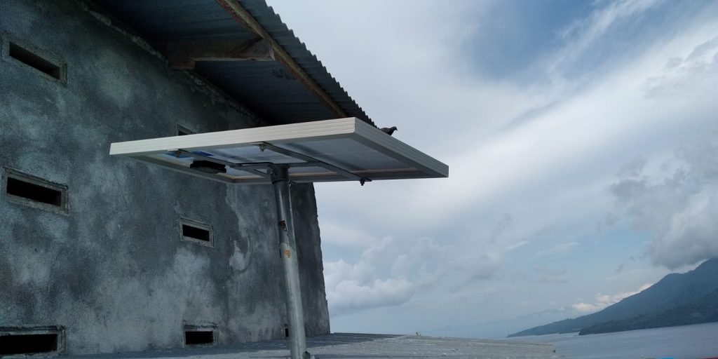 tenaga surya 7 1024x512 - Distribusi Panel Tenaga Surya di Kepulauan Maluku, Berharap : Cahaya Iman Akan Lebih Terang