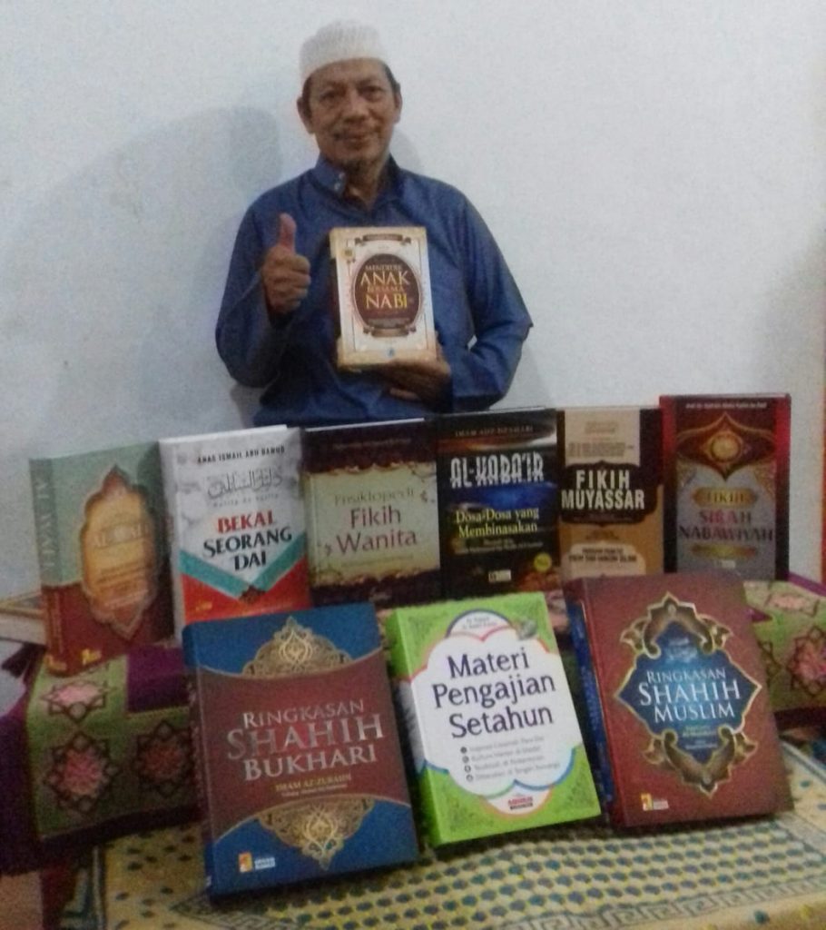 wakaf buku toraja 910x1024 - Wakaf Buku Referensi Keberkahan Untuk Guru Ngaji Di Pedalaman Tana Toraja