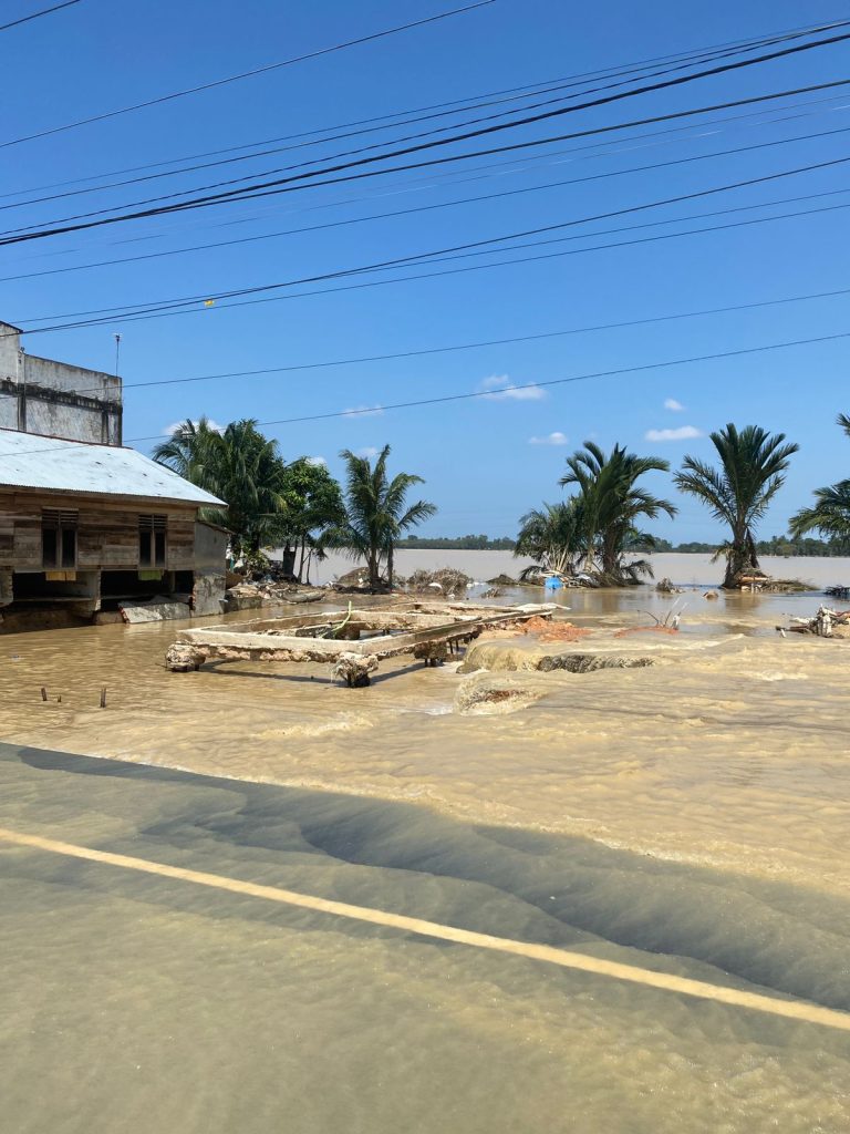 air banjir hingga dada dewasa